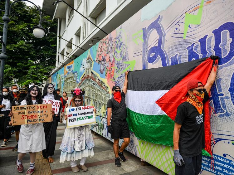 Seniman Bandung Gelar Aksi Teatrikal untuk Palestina