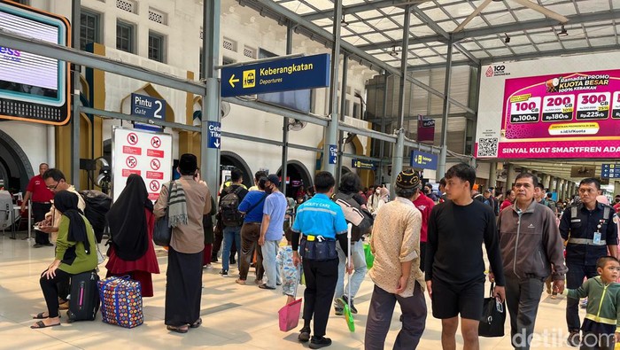 Stasiun Pasar Senen mulai dipadati pemudik, Sabtu 30 Maret 2024 (Rumondang/detikcom)