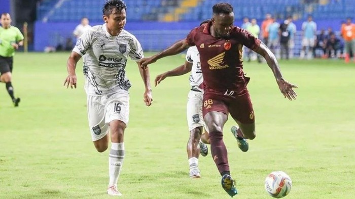 Striker PSM Makassar Victor Mansaray melewati pengawalan pemain bertahan Borneo FC.