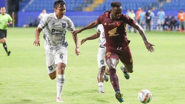 Striker PSM Makassar Victor Mansaray melewati pengawalan pemain bertahan Borneo FC.