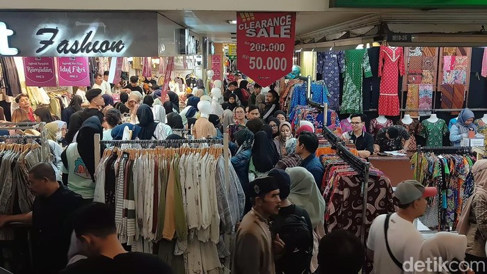 Suasana Pasar Baru Bandung.