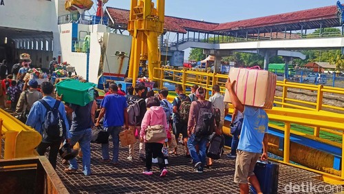 Suasana penyeberangan di Pelabuhan Padangbai, Karangasem, Bali.