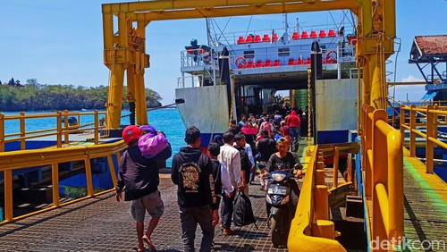 Suasana penyeberangan di Pelabuhan Padangbai, Karangasem, Bali.