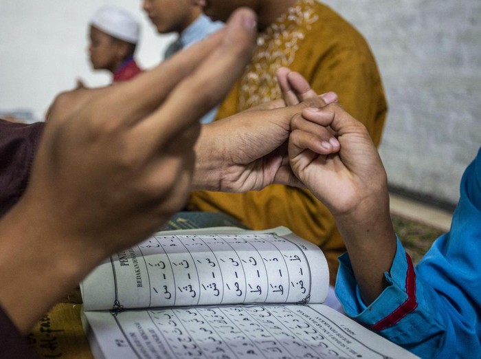 Santri penyandang disabilitas tunarungu belajar mengaji di Rumah Tuli, Jatiwangi, Majalengka, Jawa Barat, Minggu (17/3/2024).