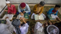 Berbeda dari tadarus di masjid atau musala, tadarus di tempat itu tak terdengar suara lantunan ayat-ayat Al Quran melainkan gerakan tangan yang teratur mengisyaratkan sebuah makna. Mereka adalah disabilitas tunarungu yang sedang belajar di Rumah Tuli Jatiwangi di Blok Sabtu, Desa Jatiwangi, Kecamatan Jatiwangi, Kabupaten Majalengka, Jawa Barat.