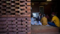 Dari sebuah bangunan pondok kecil terlihat beberapa pemuda membawa kitab suci Al Quran, mereka bersiap bertadarus yang biasa dilakukan saat bulan suci Ramadhan.