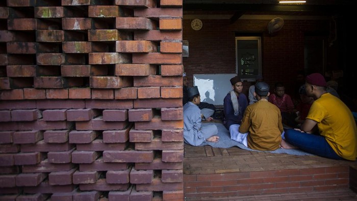 Tadarus dalam sunyi di Rumah Tuli Santri penyandang disabilitas tunarungu belajar mengaji di Rumah Tuli, Jatiwangi, Majalengka, Jawa Barat, Minggu (17/3/2024).