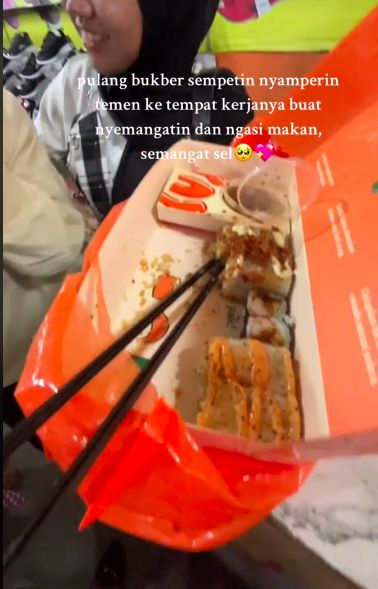 Tak Bisa Bukber karena Kerja, Wanita Ini Dibawakan Makanan oleh Temannya