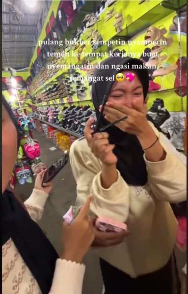 Tak Bisa Bukber karena Kerja, Wanita Ini Dibawakan Makanan oleh Temannya