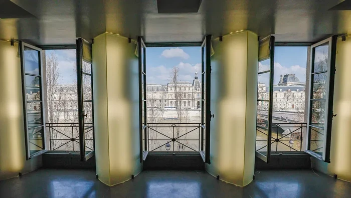 Tampilan apartemen Karl Lagerfeld di Paris yang menghadap ke Sungai Seine