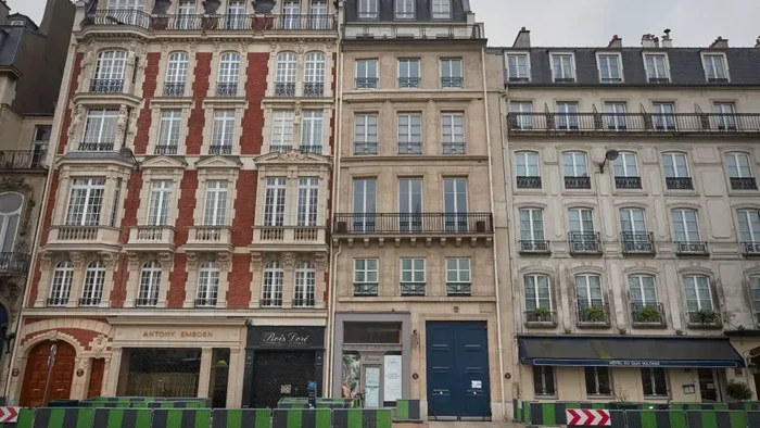 Tampilan depan gedung apartemen Karl Lagerfeld di Paris Tampilan depan gedung apartemen Karl Lagerfeld di Paris