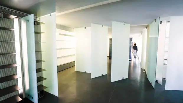 Tampilan rak-rak di apartemen Karl Lagerfeld di Paris