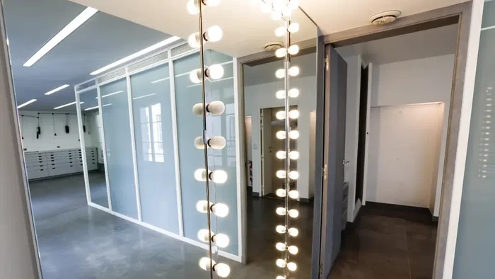 Tampilan salah satu ruangan di apartemen Karl Lagerfeld. Tampilan salah satu ruangan di apartemen Karl Lagerfeld.