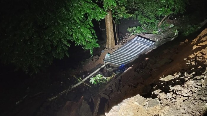 Tanah longsor di pinggir Sungai Cipakancilan, Bogor, Jumat (29/3/2024) malam.