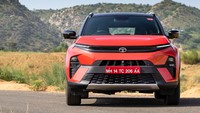 Mobil itu punya wajah garang berkat penggunaan headlamp segaris yang terkoneksi dengan emblem, gril tegas dan tambahan plat di area bumper. Foto: Doc. Tata Motors