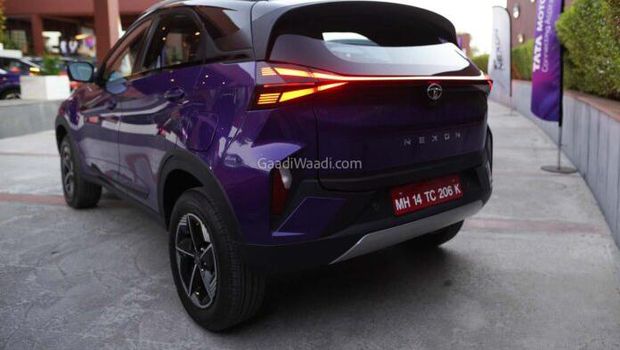 Tata Nexon varian otomatis meluncur di India.