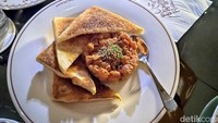 Ada juga Tuna Tartare yang disajikan dengan cara unik. Pelengkapnya berupa roti panggang dan potongan buah alpukat yang disusun bertumpuk. Foto: detikcom