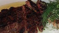 Steak yang juicy juga disajikan oleh chef Gabriel Jamias untuk dipesan. Jenis daging striploin ini cocok untuk dipadukan dengan Creamed Spinach and Artichoke yang lembut. Foto: detikcom