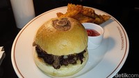 Puas makan makanan pembuka kamu bisa mulai beralih ke makanan utama. Di sini ada burger bernama A Very Honest Cheeseburger yang setiap harinya disajikan secara terbatas. Foto: detikcom