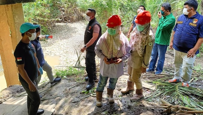 Tim gabungan kepolisian, DLH dan Dinas Peternakan Mura saat melakukan olah TKP ribuan ayam boiler membusuk di sungai.