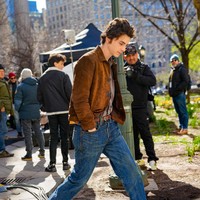 Ketika proses pengambilan gambar pada siang hari, Timothee berpakaian kemeja kotak-kotak, dipadu jeans agak longgar. Gayanya dilengkapi jaket suede coklat dan boots senada. (Foto: MEGA/GC Images)