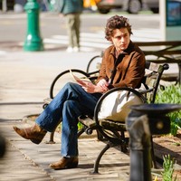 Untuk perannya, pria 28 tahun itu bertransformasi sebagai Bob Dylan muda saat baru mengawali kariernya di ranah musik. (Foto: MEGA/GC Images)