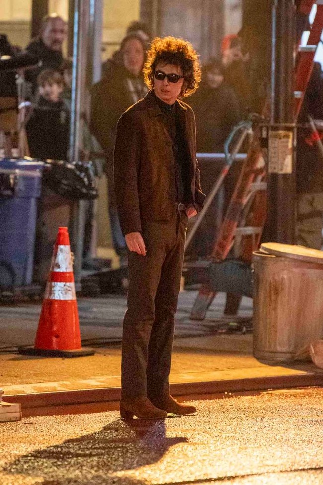 Aktor Timothee Chalamet kedapatan sedang syuting film A Complete Unknown di New York City, AS, baru-baru ini. Di film yang berlatar era 1960-an tersebut, ia berperan sebagai Bob Dylan. (Foto: MEGA/GC Images)