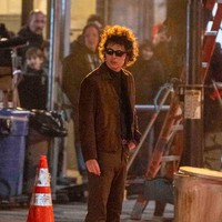 Aktor Timothee Chalamet kedapatan sedang syuting film A Complete Unknown di New York City, AS, baru-baru ini. Di film yang berlatar era 1960-an tersebut, ia berperan sebagai Bob Dylan. (Foto: MEGA/GC Images)