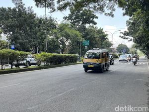 Ngerinya Detik-detik Mobil Tabrak hingga Seret Ojol di BKR Bandung