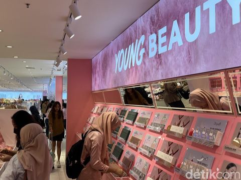 Toko pertama Transmart Kota Kasablanka yang berkolaborasi bersama Miniso.