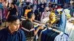 Tumpah Ruah Warga Serbu Pasar Tanah Abang Jelang Lebaran