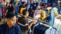 Pengunjung berburu busana Idul Fitri di Pasar Tanah Abang, Jakarta Pusat, Sabtu (30/3/2024).