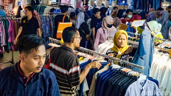 Jelang Hari Raya Lebaran, Pasar Tanah Abang, Jakarta Pusat, ramai didatangi pengunjung. Mereka rela berdesak-desakan demi berburu baju baru.