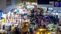 Busana muslim, busana anak, hingga dewasa semuanya dijual di Pasar Tanah Abang.