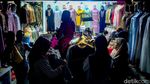 Tumpah Ruah Warga Serbu Pasar Tanah Abang Jelang Lebaran