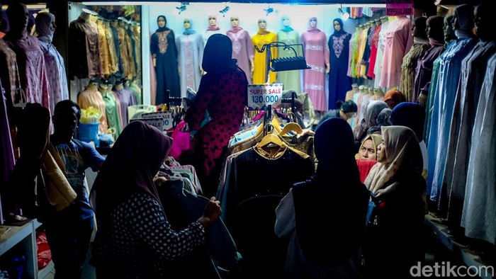 Jelang Hari Raya Lebaran, Pasar Tanah Abang, Jakarta Pusat, ramai didatangi pengunjung. Mereka rela berdesak-desakan demi berburu baju baru.