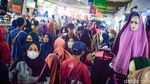 Tumpah Ruah Warga Serbu Pasar Tanah Abang Jelang Lebaran