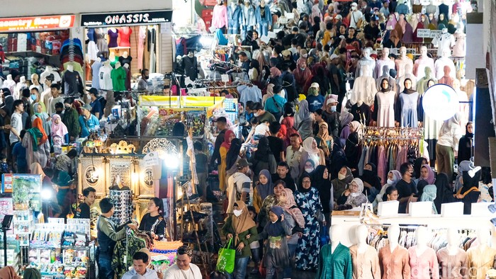 Jelang Hari Raya Lebaran, Pasar Tanah Abang, Jakarta Pusat, ramai didatangi pengunjung. Mereka rela berdesak-desakan demi berburu baju baru.