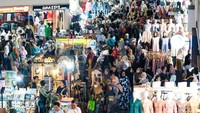 Para pengunjung terlihat berdesak-desakan di berbagai sudut.