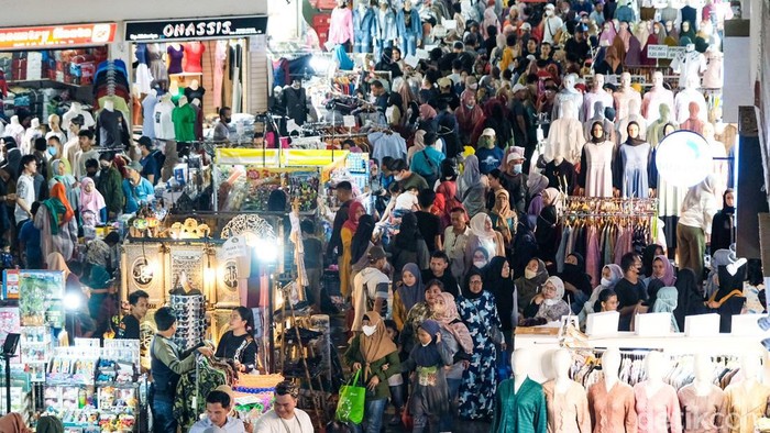 Tumpah Ruah Warga Serbu Pasar Tanah Abang Jelang Lebaran Jelang Hari Raya Lebaran, Pasar Tanah Abang, Jakarta Pusat, ramai didatangi pengunjung. Mereka rela berdesak-desakan demi berburu baju baru.