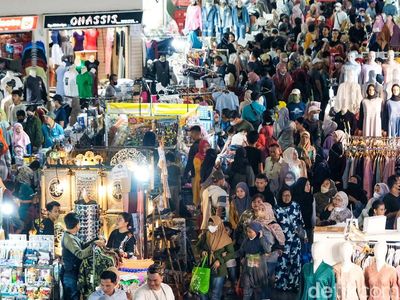 Tumpah Ruah Warga Serbu Pasar Tanah Abang Jelang Lebaran