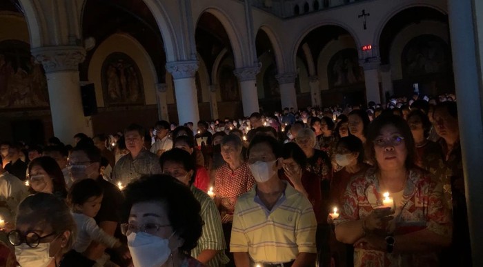 Upacara Cahaya mengawali Ibadah Sabtu Suci di Gereja Katedral, Jakarta Pusat, Sabtu (30/3/2024).