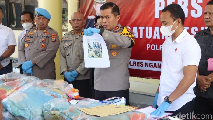 Update wanita terbungkus seprai nganjuk