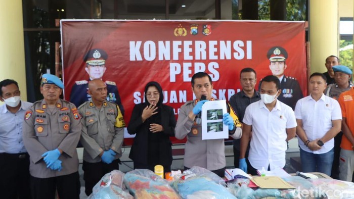 Update wanita terbungkus seprai nganjuk