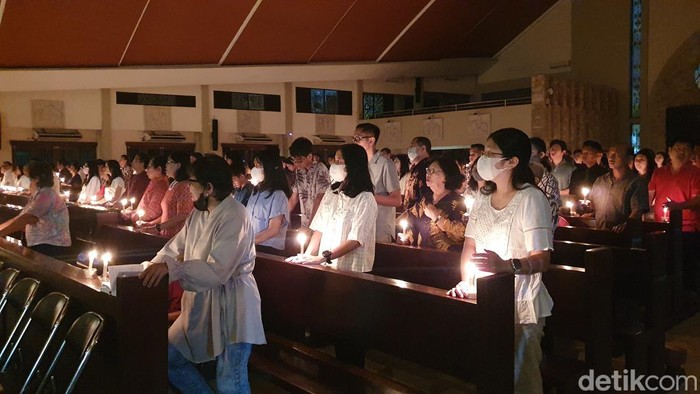 Vigili Paskah digelar di Gereja Santo Yoseph dihadiri ribuan umat Kristiani.