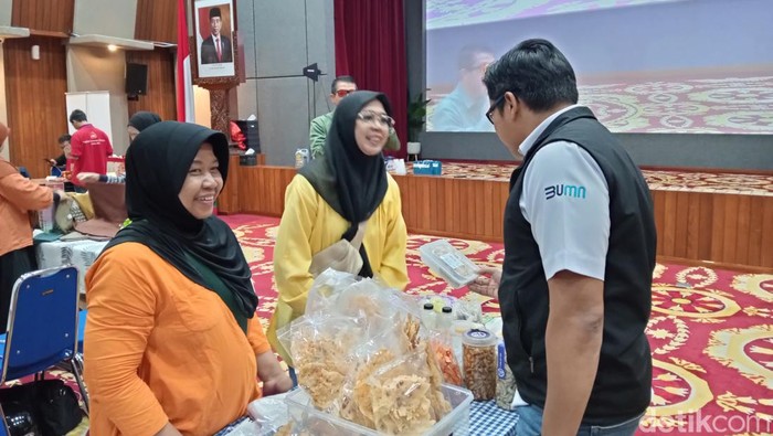 VP Microsales Management Division BRI Asep Nugraha Sukma berdialog dengan pelaku UMKM Ida
