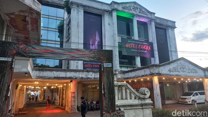 Wahana wisata Rumah Hantu di eks Hotel Cakra, Kota Solo, Sabtu (30/3/2024).