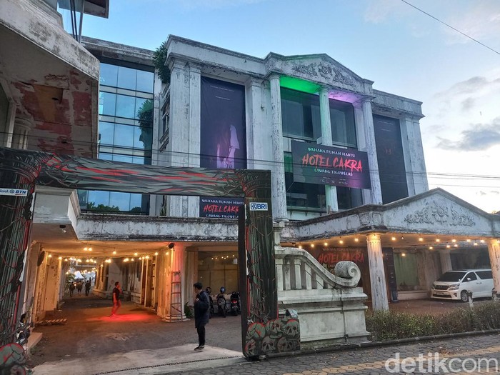 Wahana wisata Rumah Hantu di eks Hotel Cakra, Kota Solo, Sabtu (30/3/2024).