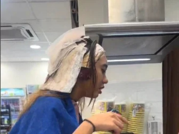 Wanita Telat Buka Puasa Saat Cat Rambut