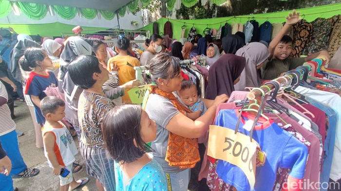 Warga berburu pakaian baru harga murah saat bazar yang diadakan di Perumahan Bancarkembar, Kecamatan Purwokerto Utara, Kabupaten Banyumas, Sabtu (30/3/2024).